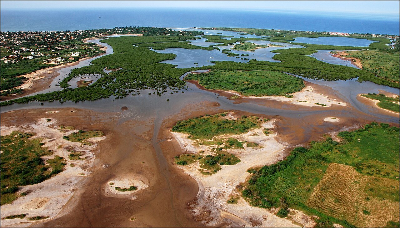 Vue aérienne de la lagune de Somone